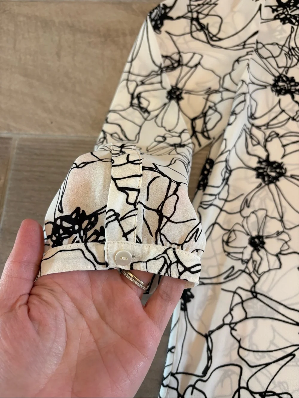 NYDJ Black White Floral Print Button Front Blouse Women’s Medium Office Work M - Picture 4 of 10
